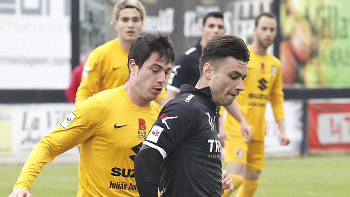 Ramiro, una de las novedades en el once de ayer, presiona al delantero del Lealtad David Grande.-ÁNGEL GONZÁLEZ