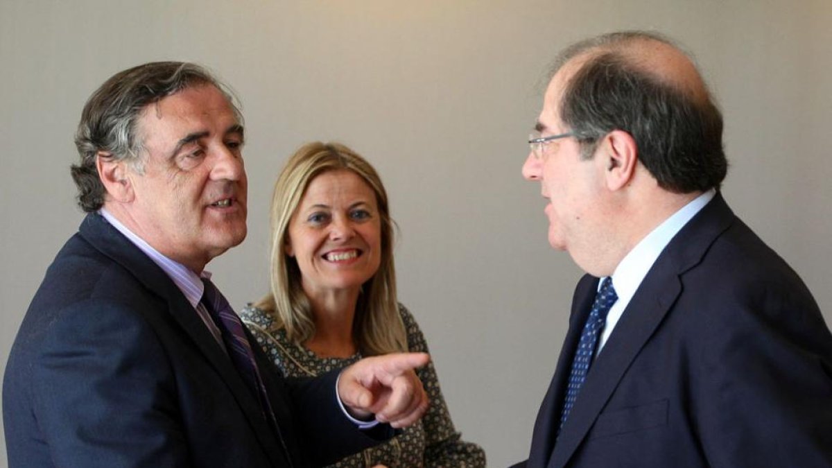 Julián Simón de la Torre y su compañera de partido Ana María Agudiez con Juan Vicente Herrera.-ICAL