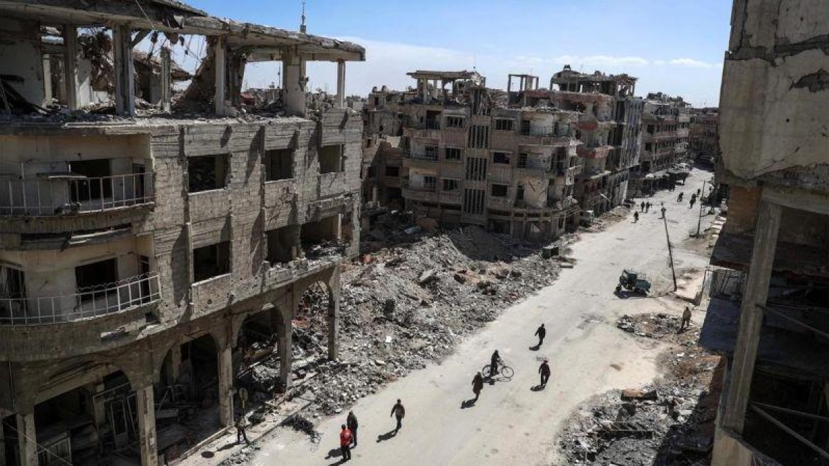 Edificios destruidos en un barrio de Duma, en Guta Oriental, principal feudo opositor cerca de Damasco (Siria), el 9 de marzo.-EFE / MOHAMMED BADRA