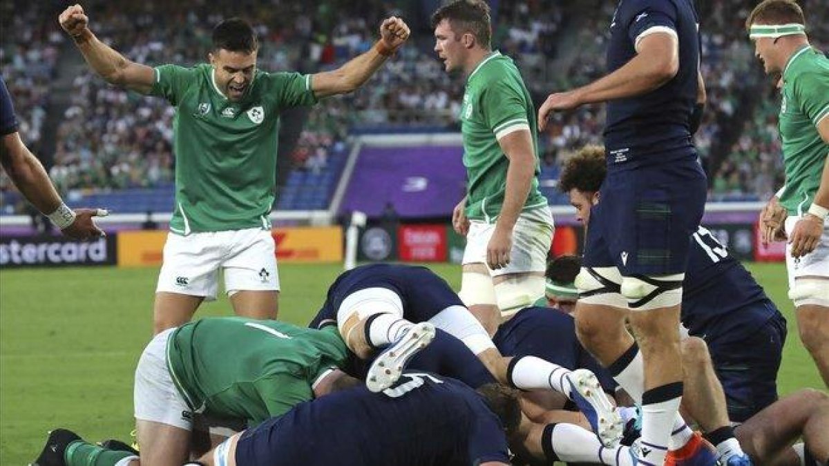 Los jugadores de Irlanda celebran su triunfo ante Escocia en Japón.-