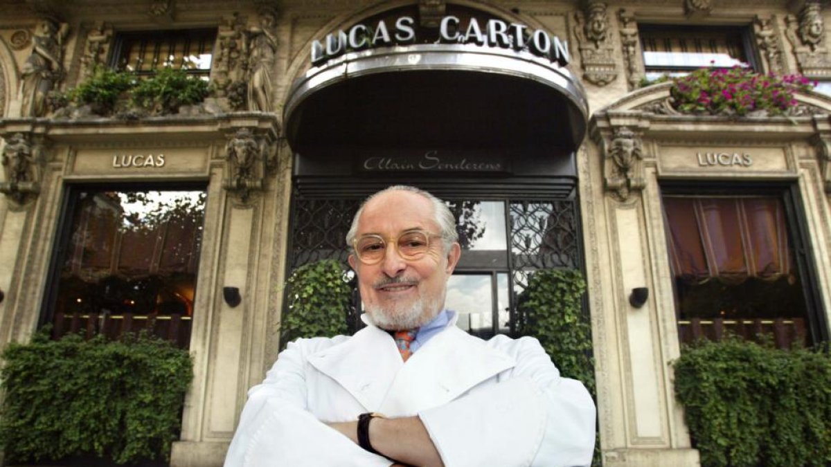 Alain Senderens, en el 2002, frente al restaurante que dirigía entonces, Lucas Carton.-