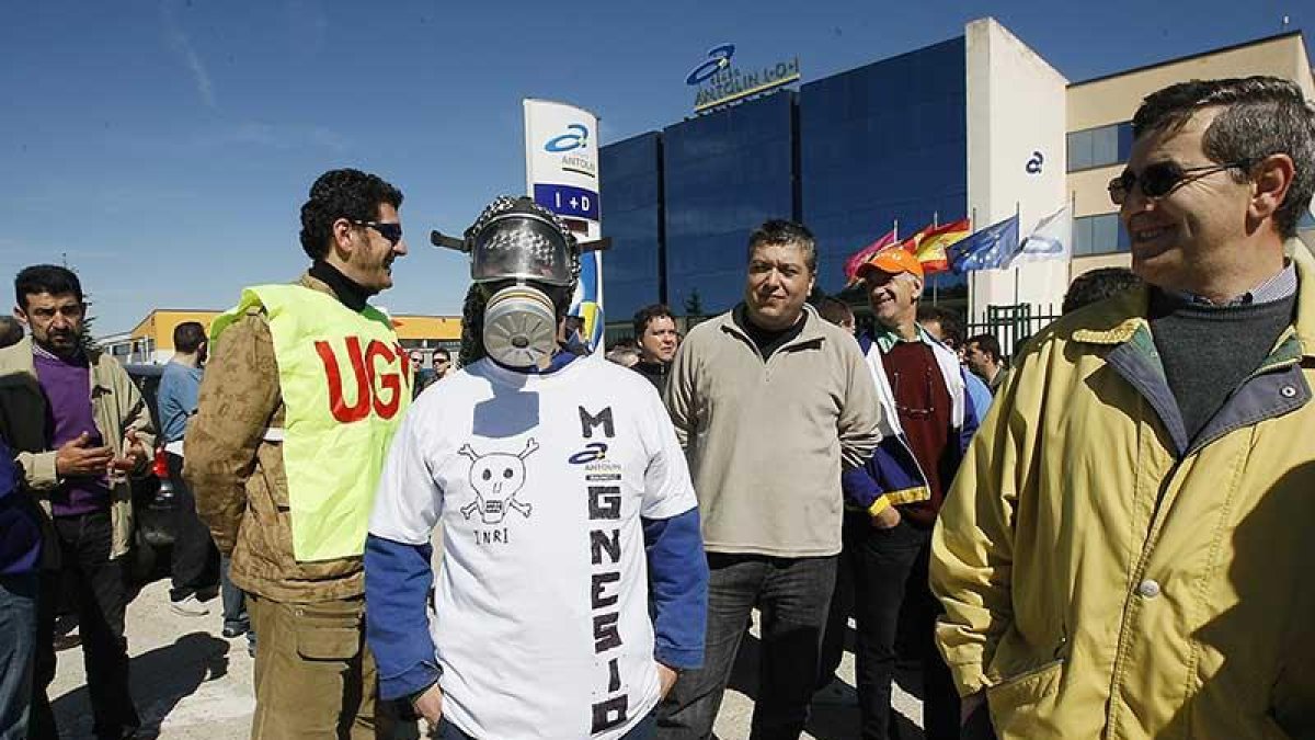 Un trabajador de Magnesio, en una imagen de archivo, frente a la sede del grupo durante una protesta.-RAÚL OCHOA