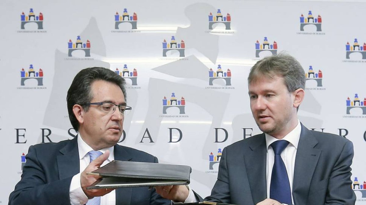 Alfonso Murillo y Javier Lacalle durante la firma de los convenios de colaboración.-RAÚL G. OCHOA