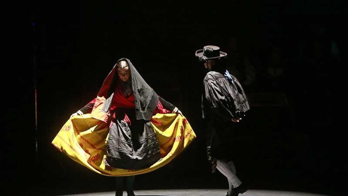 ‘Mañana voy a Burgos’ trazó un recorrido por las danzas de la provincia burgalesa en el Fórum.-Raúl Ochoa