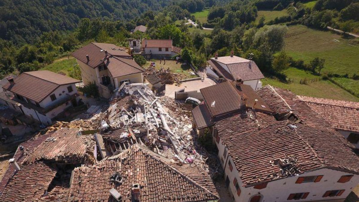 Casas hundidas por el terremoto en Casale.-STRINGER / REUTERS