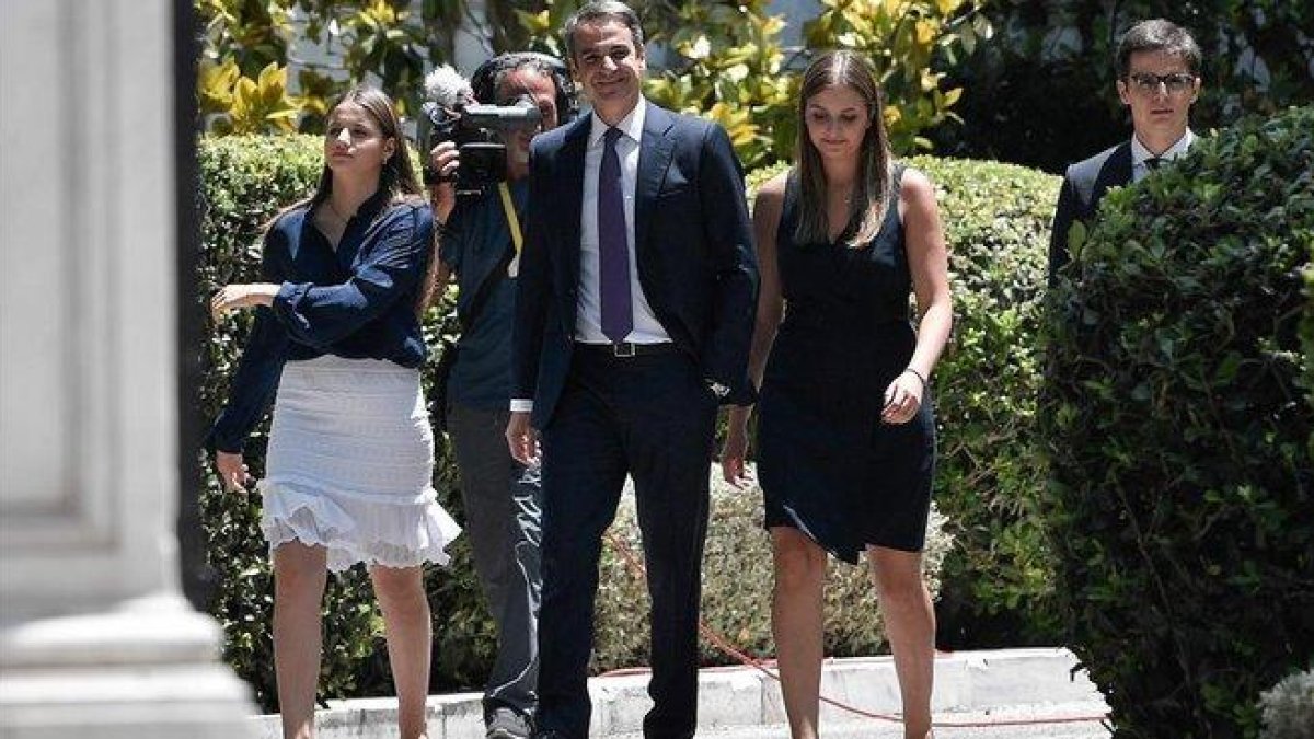 Kyriakos Mitsotakis, con sus hijos tras jurar el cargo de primer ministro.-AFP / LOUISA GOULIAMAKI