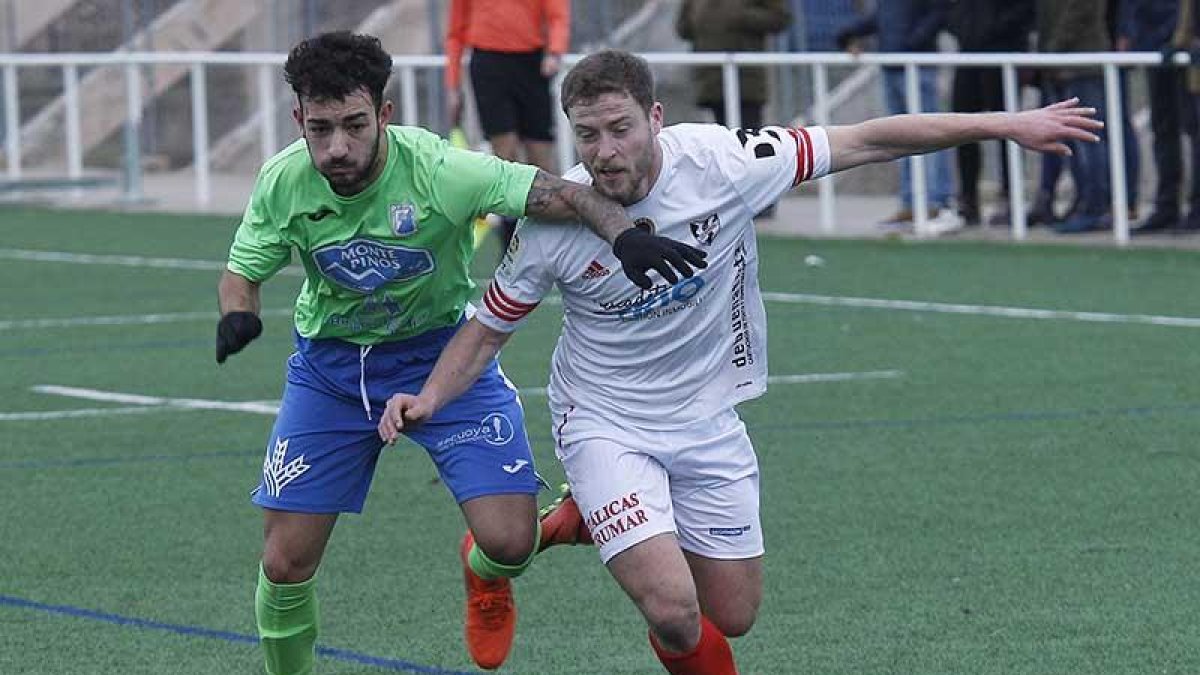 Germán cuerpea con un rival en un partido en San Amaro-Santi Otero