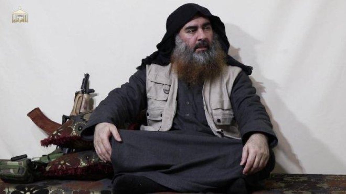 Imagen del vídeo distribuido por el Estado Islámico en que se ve de nuevo a El Baghdadi.-