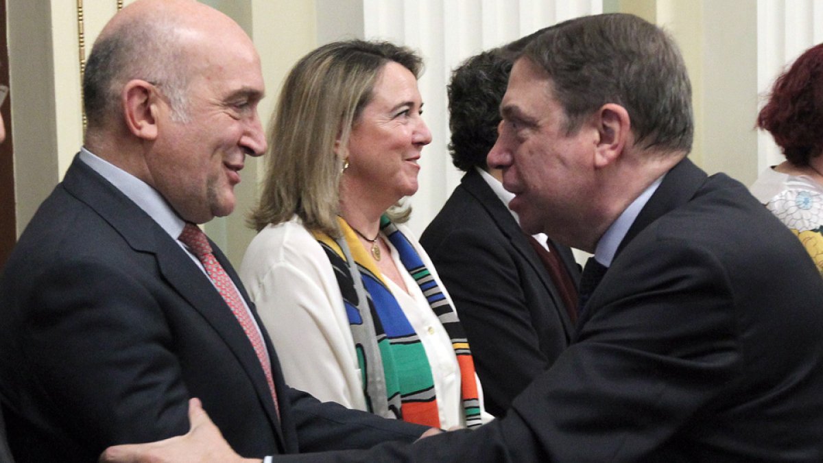 El consejero de Agricultura, Ganadería y Desarrollo Rural, Jesús Julio Carnero, participa en la reunión extraordinaria sobre la problemática actual del mundo agrícola y ganadero. En la imagen el ministro de Agricultura, Pesca y Alimentación, Luis Planas saludando al consejero.