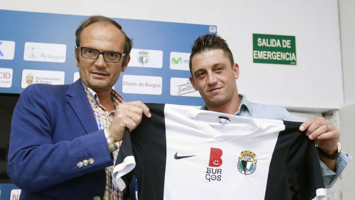 Jonathan Valle posa con la camiseta del Burgos CF junto al presidente del club, Juan Carlos Barriocanal.-Raúl G. Ochoa