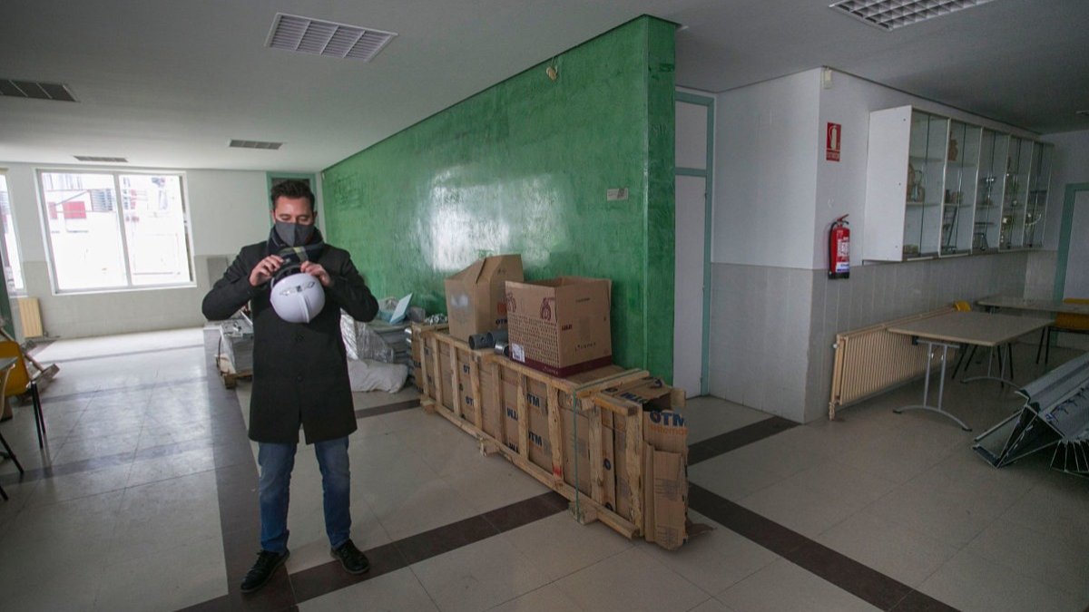 Daniel de la Rosa en una visita al centro de barrio de San Cristóbal. TOMÁS ALONSO