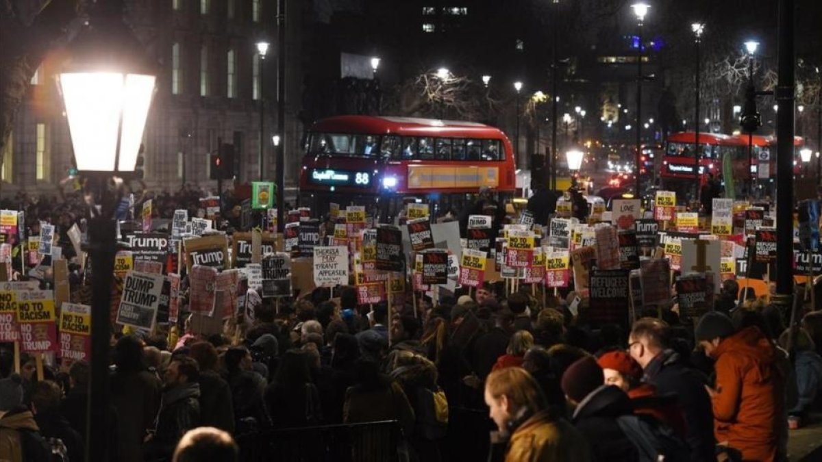 Cientos de personas protestan en Londres contra el veto de Trump a los ciudadanos de siete países de mayoría musulmana, este lunes.-EFE / FACUNDO ARRIZABALAGA