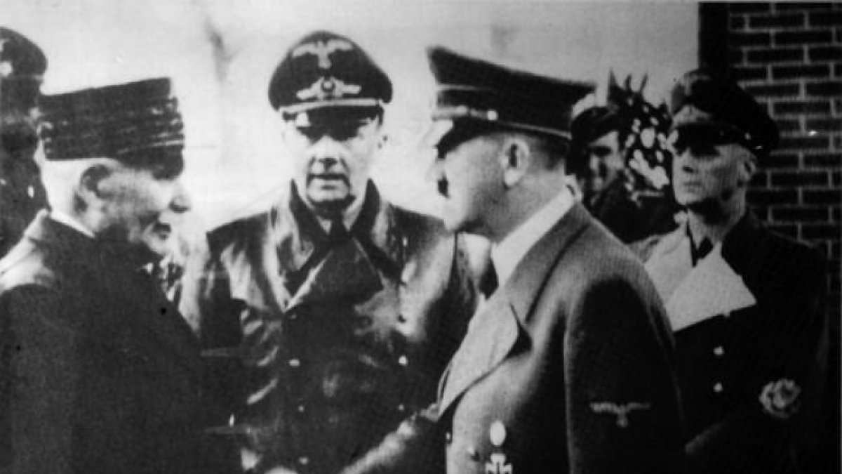 Hitler saluda al mariscal Pétain, en una fotografía tomada en 1940.-