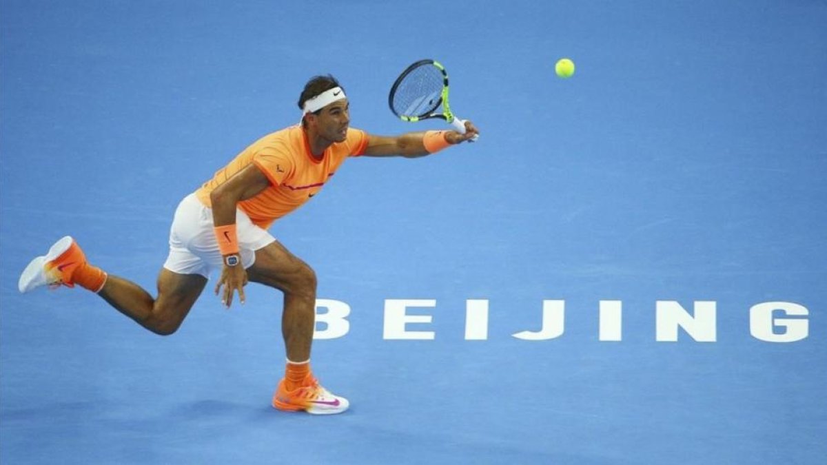 Rafa Nadal golpea una bola durante el partido contra el francés Adrian Mannarino en Pekín.-EFE / WU HONG