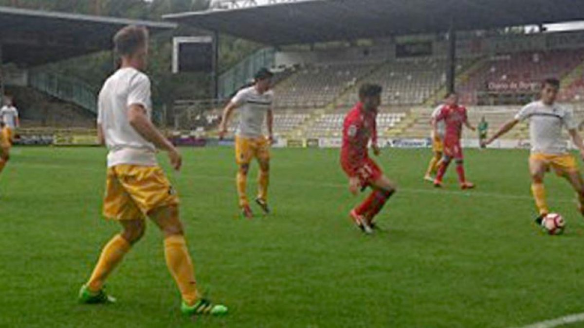 Lance del partido a puerta cerrada celebrado ayer en El Plantío.-TWITTER / @CDNUMANCIA