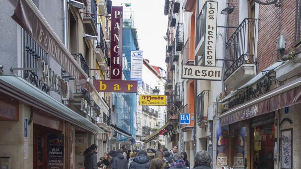 Imagen de dos establecimientos en la calle San Lorenzo que tienen pizarra y mesas altas.-ISRAEL L. MURILLO