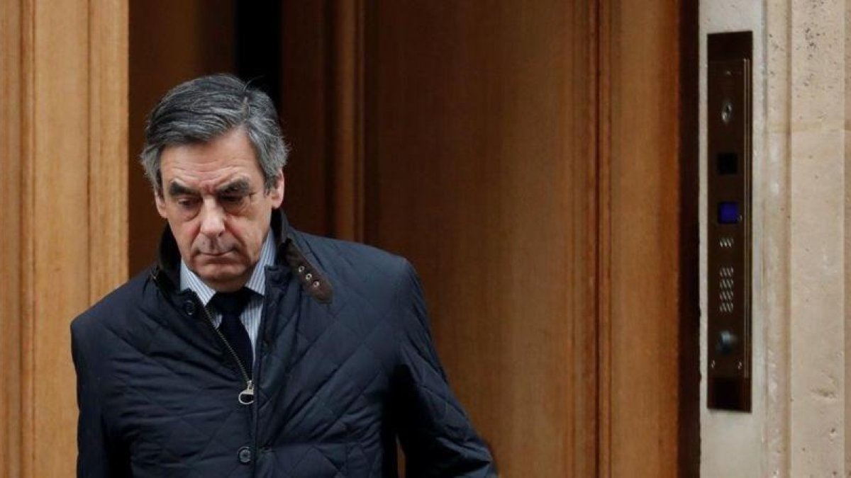 Fillon, saliendo de su casa, en París.-REUTERS / CHRISTIAN HARTMANN