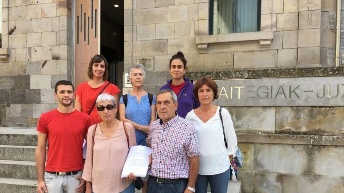 Los querellantes, el día que presentaron la querella contra el franquismo en el juzgado de Bergara.-PERIODICO (FOTOGRAFÍA CEDIDA POR EL AYUNTAMIENTO DE ELGETA)