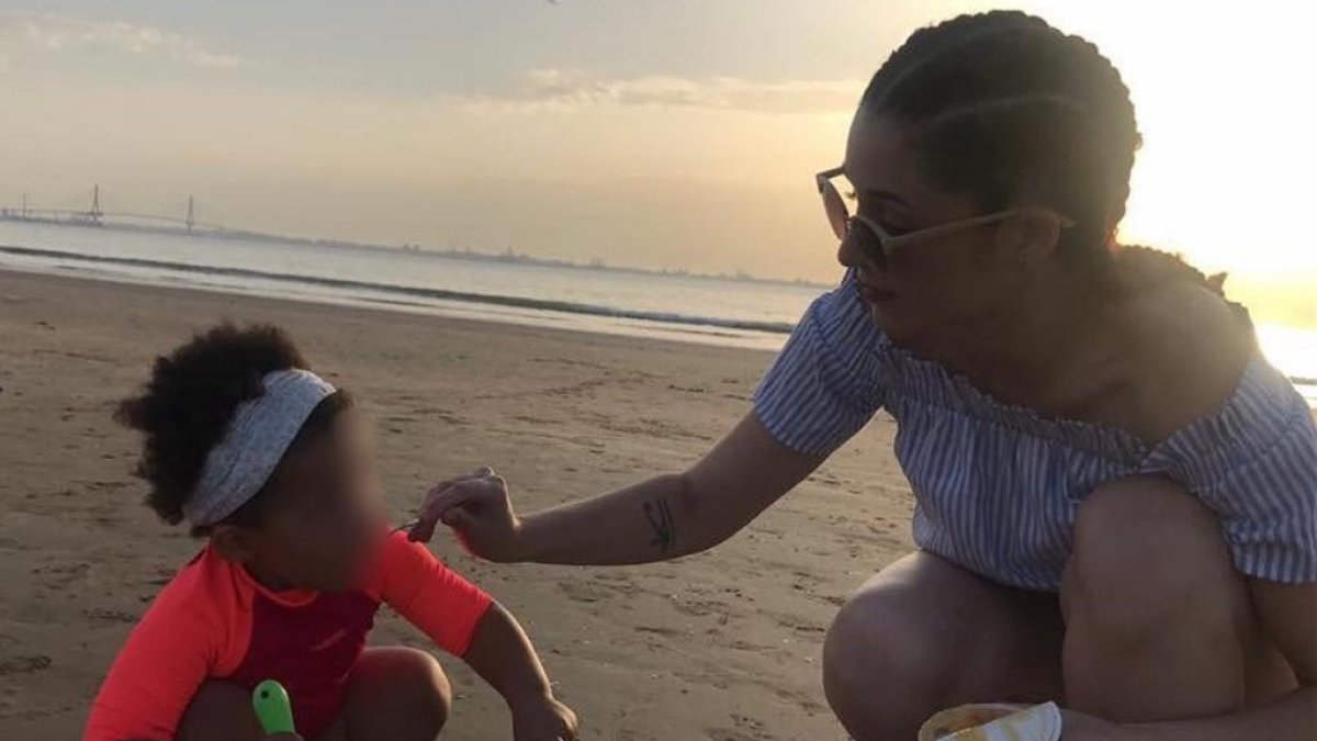 Lucía da la merienda a su hija en un tiempo feliz para la familia
