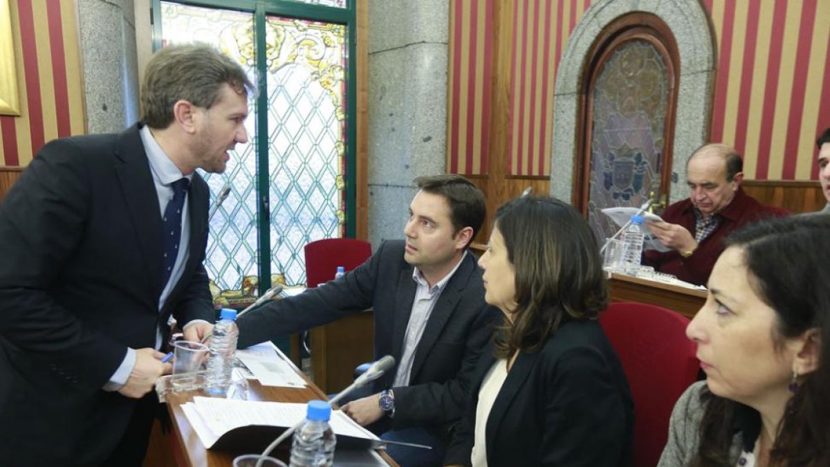El alcalde, Javier Lacalle, charla con el portavoz del grupo socialista, Daniel de la Rosa.-RAÚL G. OCHOA