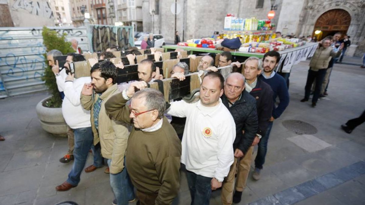 Ensayo solidario de la Cofradía del Santísimo Sacramento por la calle San Cosme.-RAÚL G. OCHOA