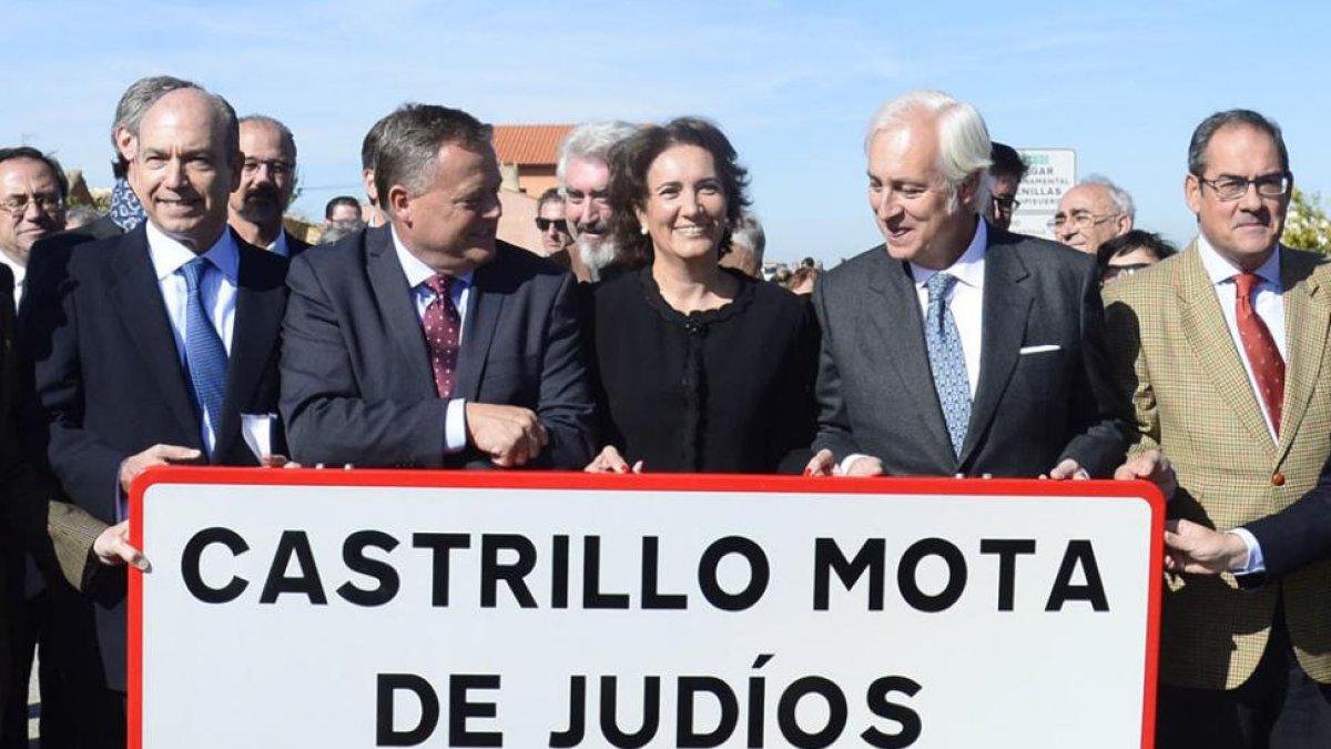Lorenzo Rodríguez y la consejera de Cultura, María Josefa García Cirac, cuando se oficializó el cambio de nombre.-RICARDO ORDÓÑEZ (ICAL)