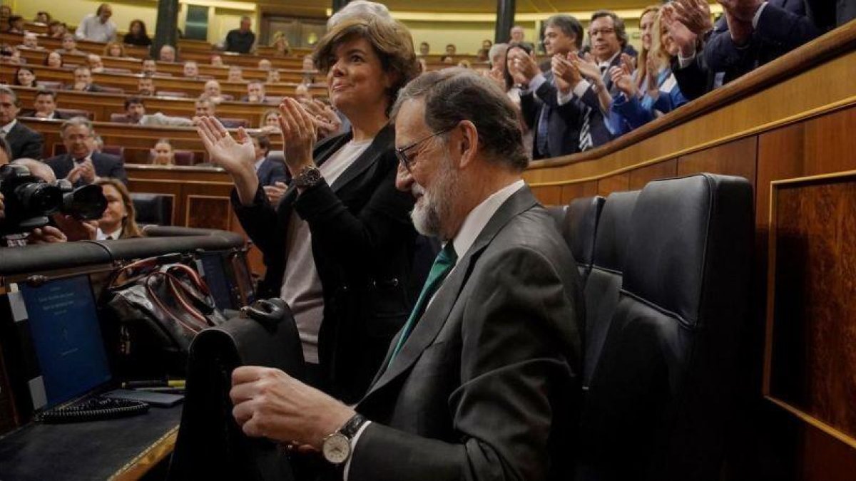 El presidente del Gobierno, Mariano Rajoy, en el pleno de debate la moción de censura encabezada por Pedro Sánchez.-JOSÉ LUIS ROCA