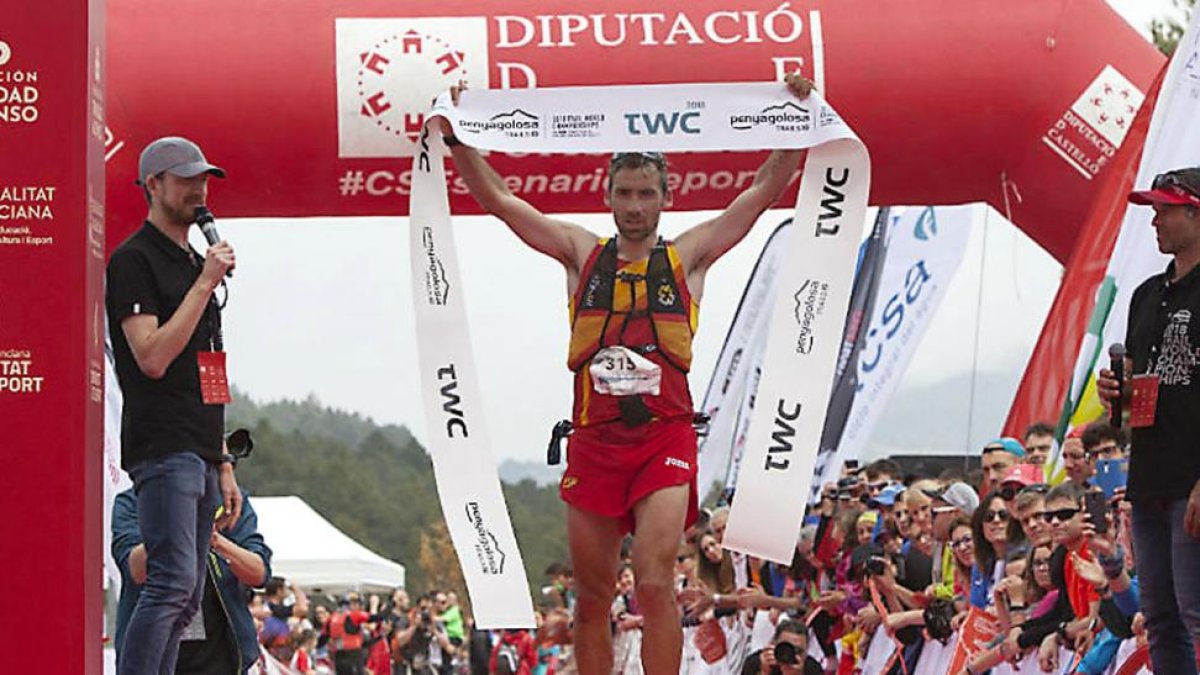 Luis Alberto Hernando atraviesa en solitario la meta del Campeonato del Mundo de Trail 2018-ECB