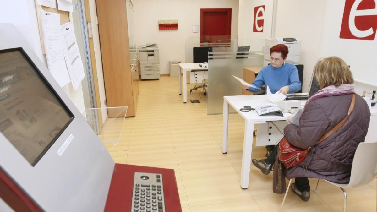 Interior de la oficina del Ecyl de Las Calzadas, en Burgos.-RAÚL OCHOA