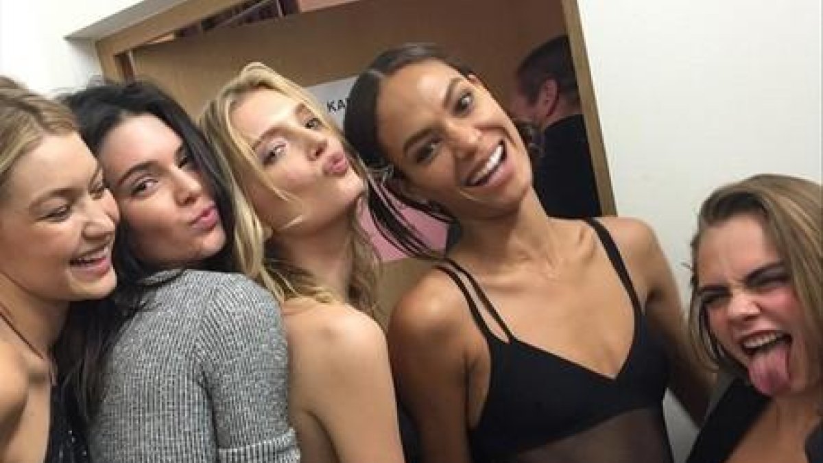 Gigi Hadid, Kendall Jenner,Lily Donaldson, Joan Smalls y Cara Delevingne.-