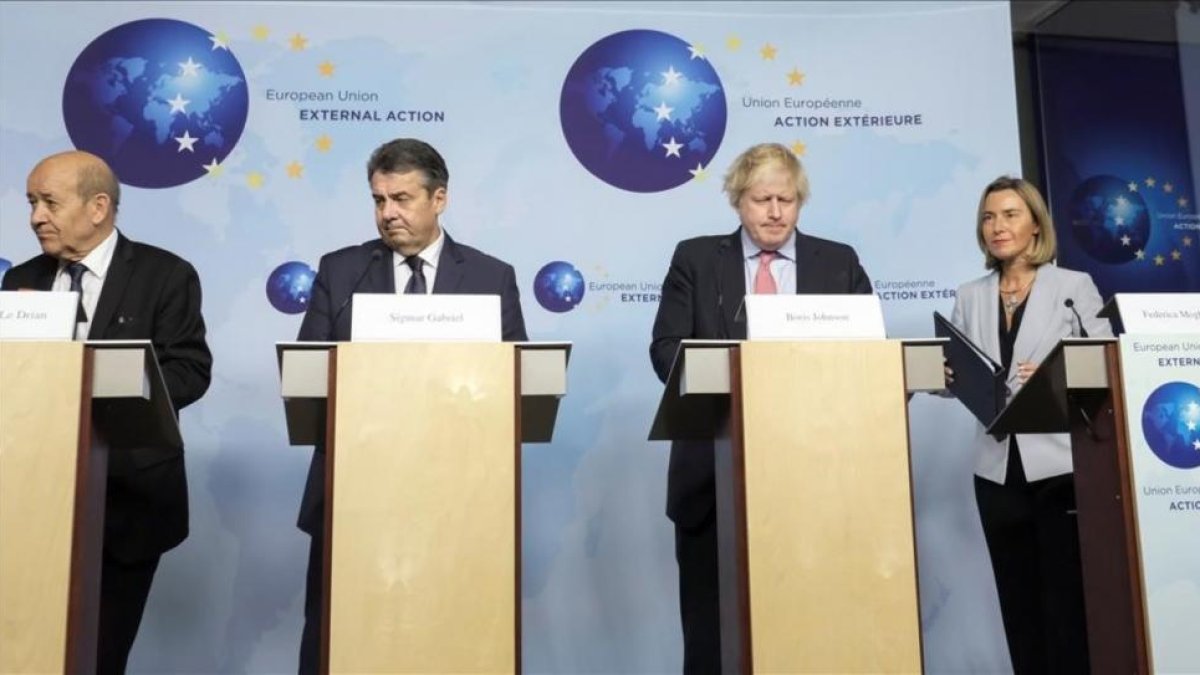 Los ministros de Exteriores de Francia, Jean Yves Le Drian, Reino Unido, Boris Johnson, Alemania, Sigmar Gabriel, y la jefa de ladiplomacia europea, Federica Mogherini.-EFE