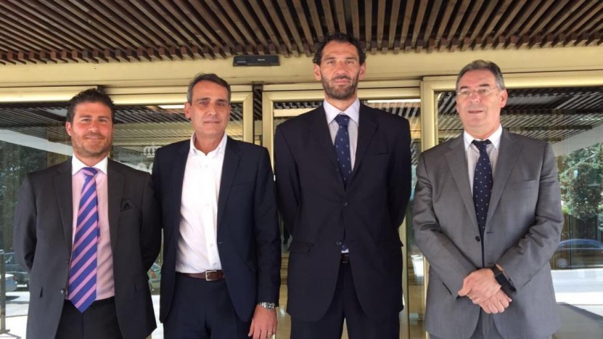 David García (abogado del CB Tizona), José Antonio Montero (FEB), Jorge Garbajosa (presidente FEB) y Miguel Ángel Benavente (presidente del Tizona) posan tras el encuentro informal mantenido en la sede del Consejo Superior de Deportes, ayer.-ECB