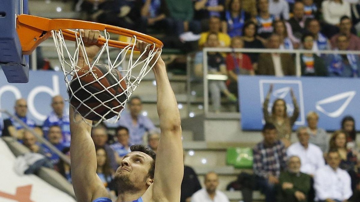 Zipser machaca el aro del Andorra.-SANTI OTERO