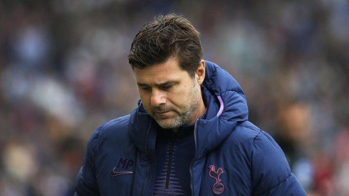 Pochettino, en un partido del Tottenham ante el Brighton.-EFE / JAMES BOARDMAN