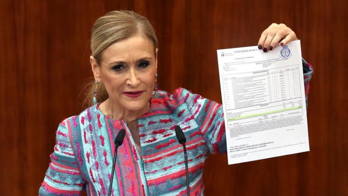 Cifuentes, este miércoles, ante el pleno de la Asamblea de Madrid.-/ DAVID CASTRO