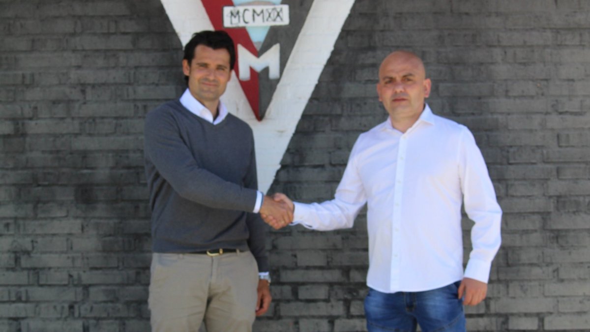 Lolo Escobar posa con el director deportivo, Chema Aragón. TWITTER / @CDMIRANDES