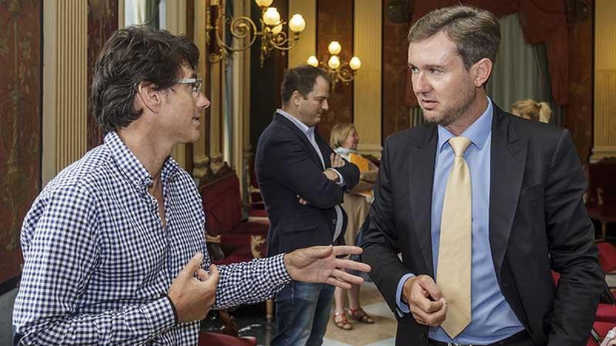 El alcalde, Javier Lacalle, y el presidente de los libreros, Álvaro Manso, durante la firma del convenio que unifica las ayudas anuales.-RAÚL G. OCHOA