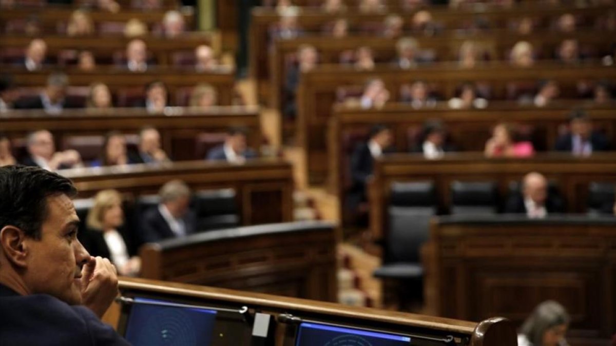 El líder del PSOE, Pedro Sánchez, en el Pleno que se celebró este martes en el Congreso de los Diputados-JOSÉ LUIS ROCA
