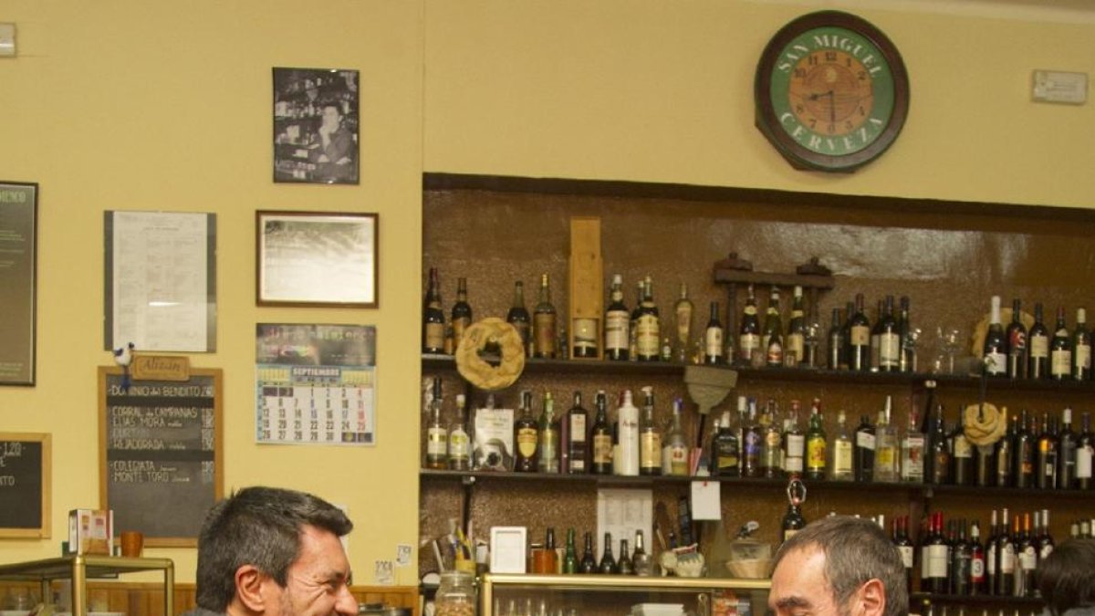 un sitio puro. Carlos Piñel (d) comparte una caña con Juan Antonio Chimeno, propietario de la Bodega Chimeno (Zamora).-M. DENEIVA