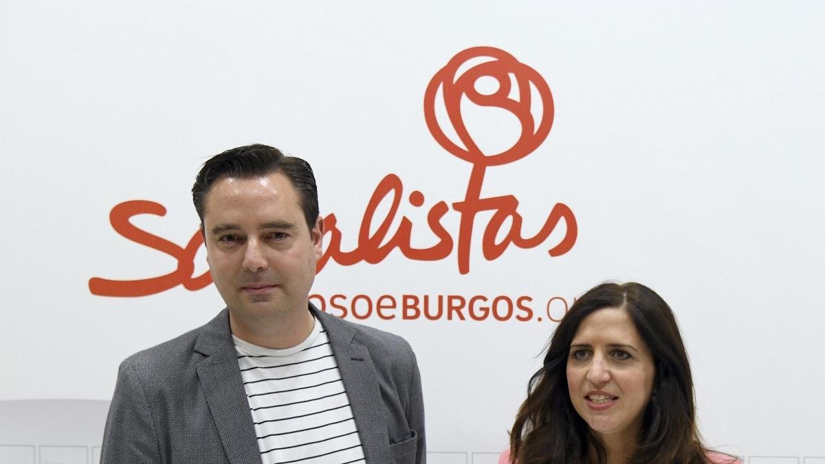 La secretaria general del PSOE de Burgos y diputada nacional, Esther Peña, y el secretario general de la Agrupación Local y candidato socialista al Ayuntamiento, Daniel de la Rosa, ofrecen una rueda de prensa para analizar los pactos en las distintas inst-ICAL