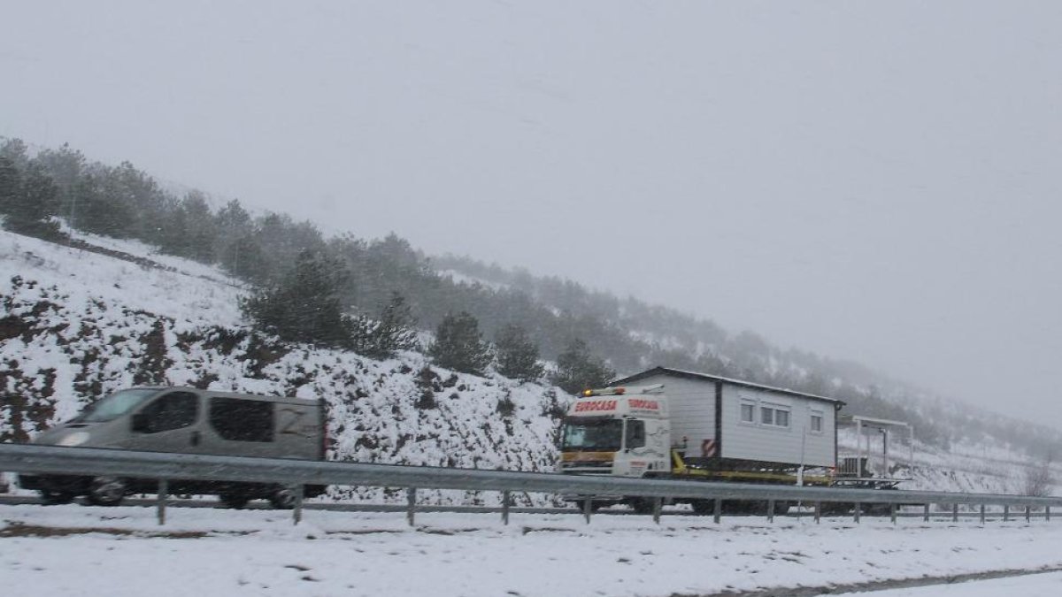 Vehículos en la A-67, en el límite de Palencia con Cantabria-ICAL