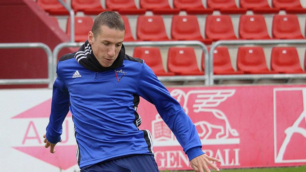 Rodrigo Sanz golpea el balón durante el entrenamiento de ayer.-@CDMIRANDES