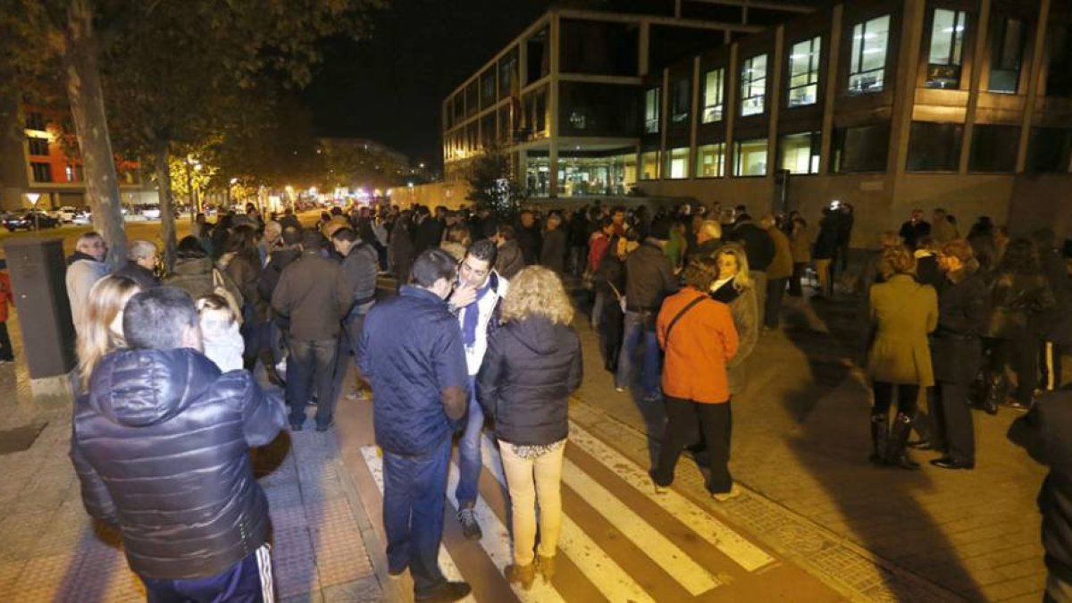 Un centenar de personas se concentró frente a la Policía Nacional para mostrarles su apoyo.-RAÚL G. OCHOA