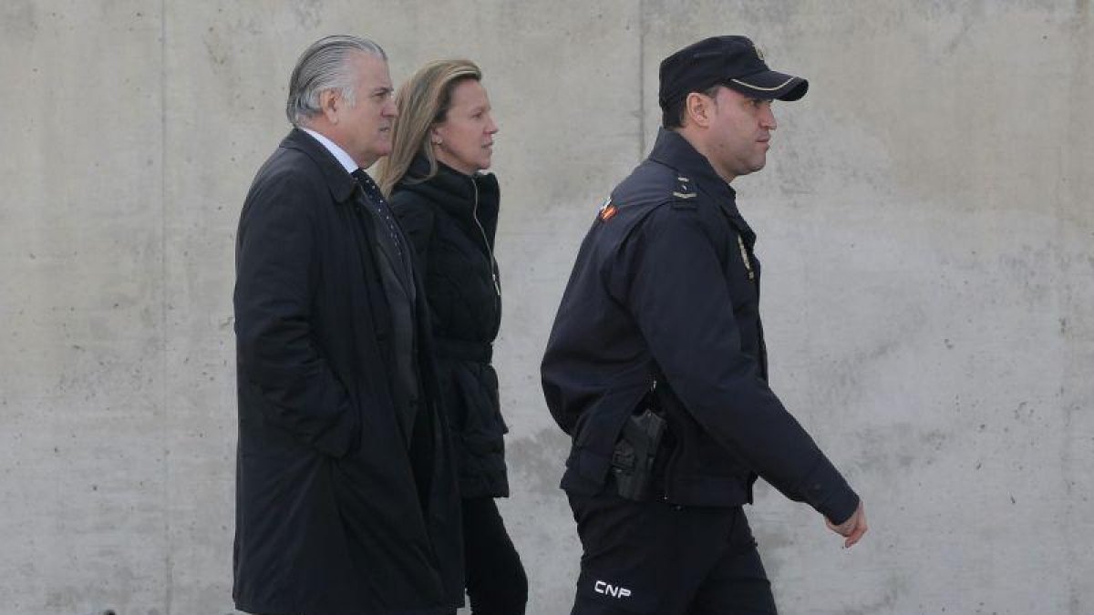 Luis Bárcenas a la salida de la Audiencia Nacional en San Fernando de Henares.-EL PERIÓDICO