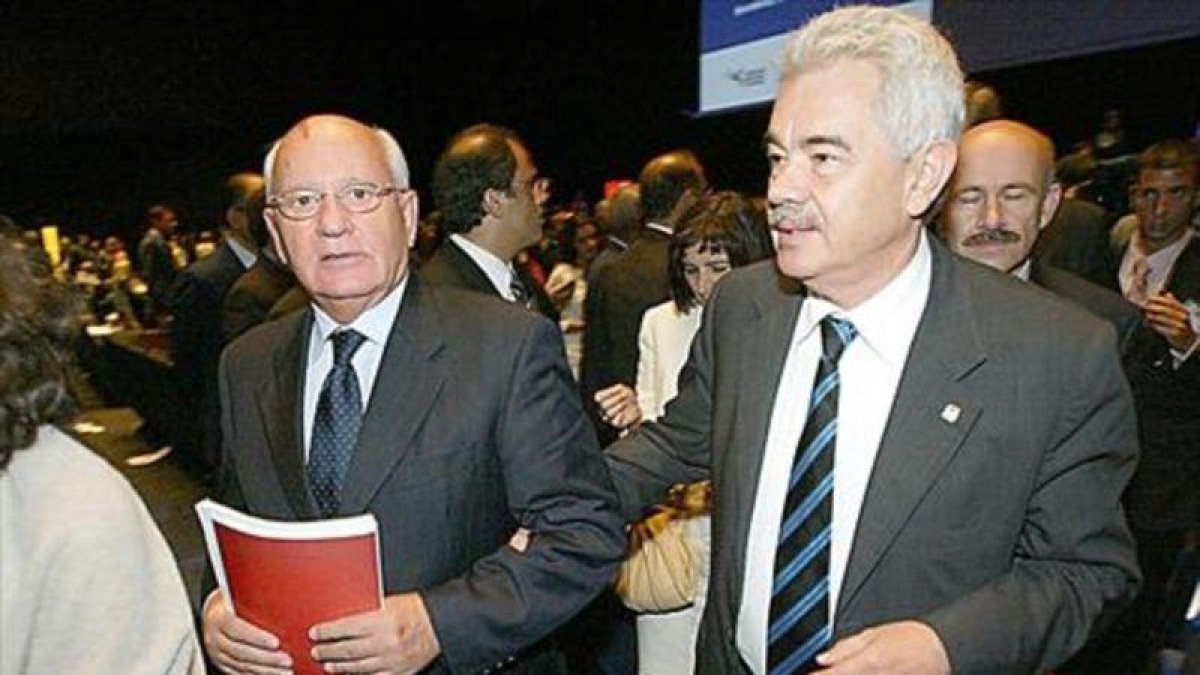 Pasqual Maragall pasea del brazo a Mijail Gorbachov por el Fòrum Urbano Mundial, que inauguró en el 2004.-DANNY CAMINAL