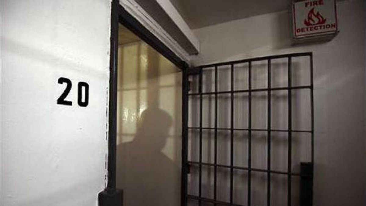 Entrada a la celda número 20 dónde se alojaba 'El Chapo' hasta su huida.-Foto: AFP/ ALFREDO ESTRELLA