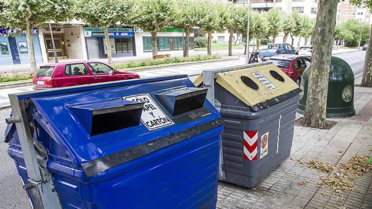 Marcas en el suelo de un contenedor quemado en la avenida del Arlanzón.-SANTI OTERO