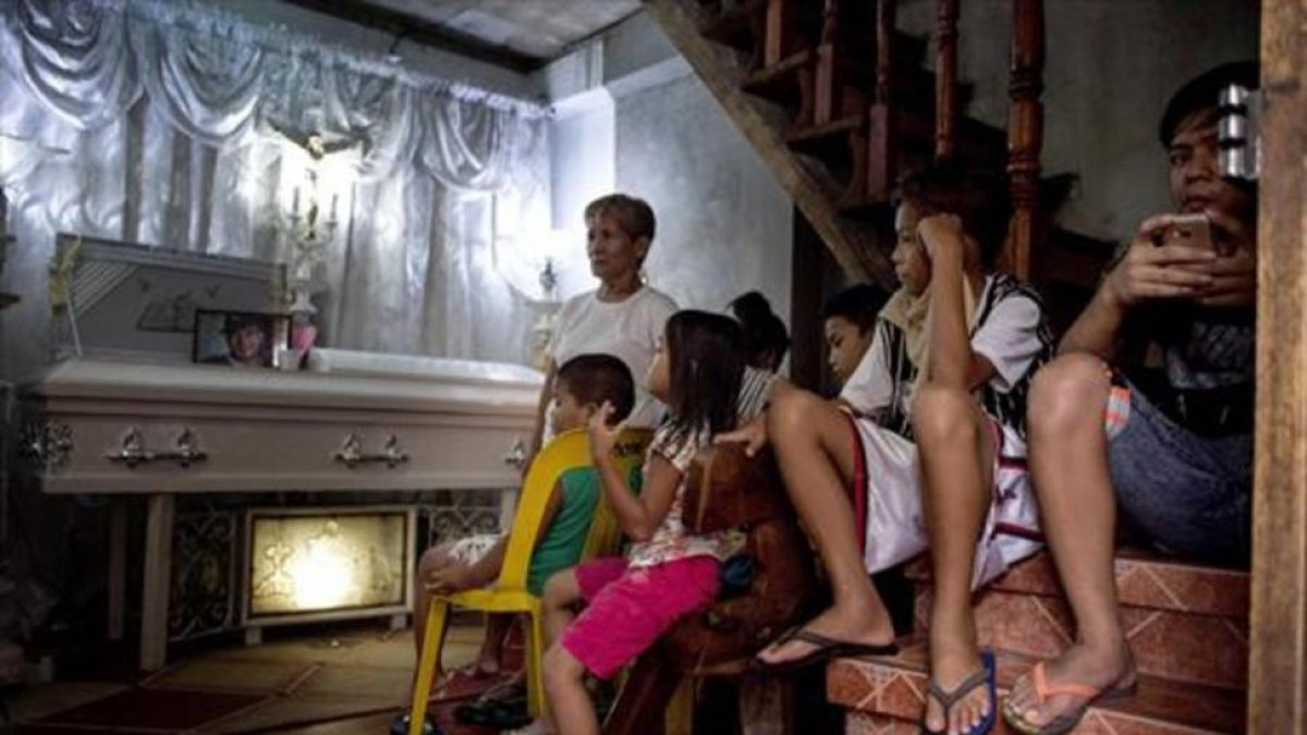 Velatorio de un supuesto narcotraficante asesinado por pistoleros sin identificar, el pasado mes de mayo en Manila.-AFP / NOEL CELIS