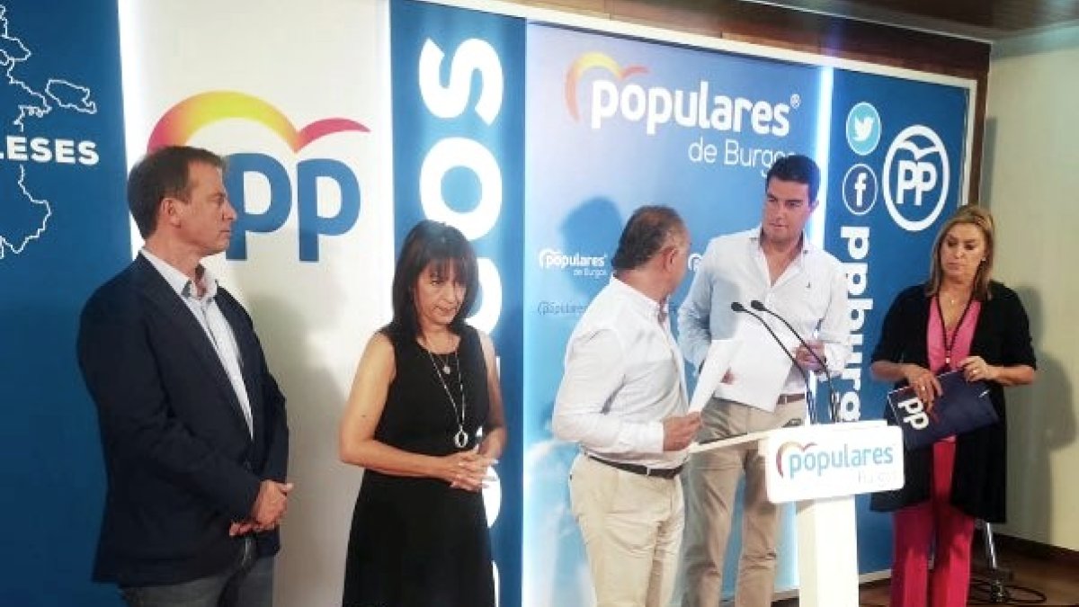 El presidente del PP de Burgos junto a los procuradores y la diputada provincial.