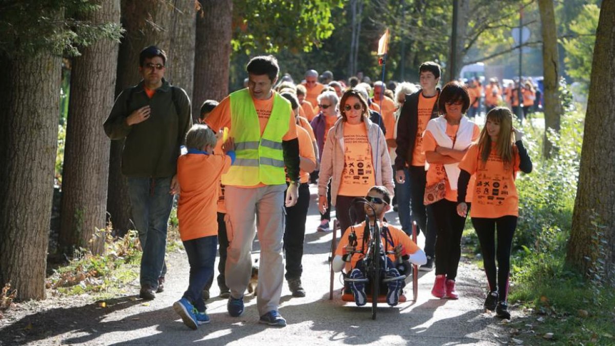 Marcha de cuidadores y usuarios de Cocemfecyl por el Camino de Santiago. Arrancaron en Fuentes Blancas hasta llegar al MEH.-RAÚL G. OCHOA